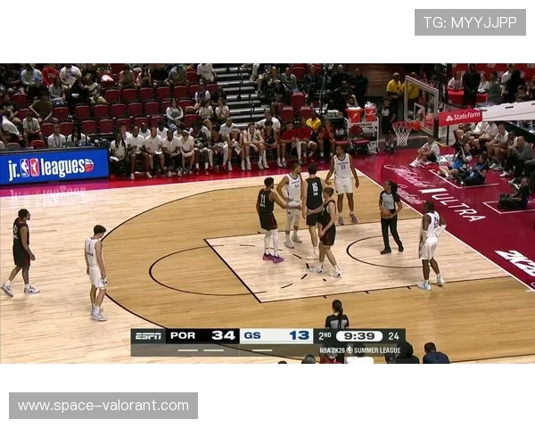 金州勇士与波特兰开拓者激战 NBA 常规赛精彩对决